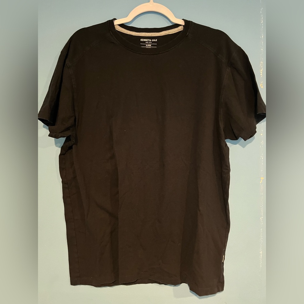 Men’s plain black t-shirt Kenneth Cole size XL (fits like L)